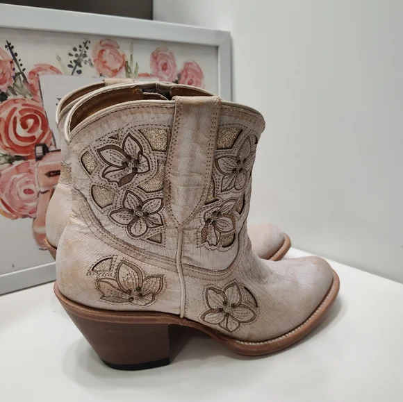 🤩EUC Shyanne Floral Embroidered Zip Side Western Cowgirl Ankle Booties, Cream - Picture 10 of 16